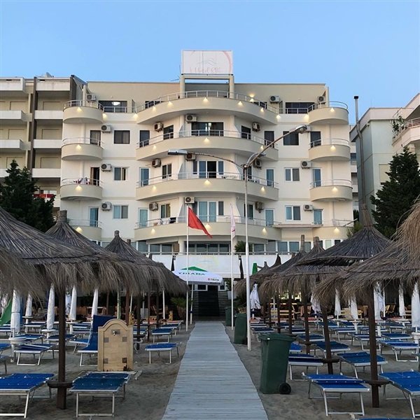 Лято в Дуръс: Твоят морски пристан в Албания 🌊☀️