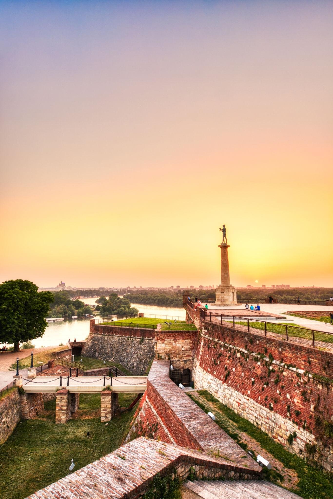 Балканско трио: Белград, Нови Сад и Ниш – Духът на Сърбия в един уикенд! 🎺🍻